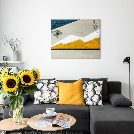 M&R Apartament Airport&Business Premium Komputerowa - Underground Garage - Free Wifi - Netflix - Self Check-In - 5 Min From Chopin Airport وارسو المظهر الخارجي الصورة