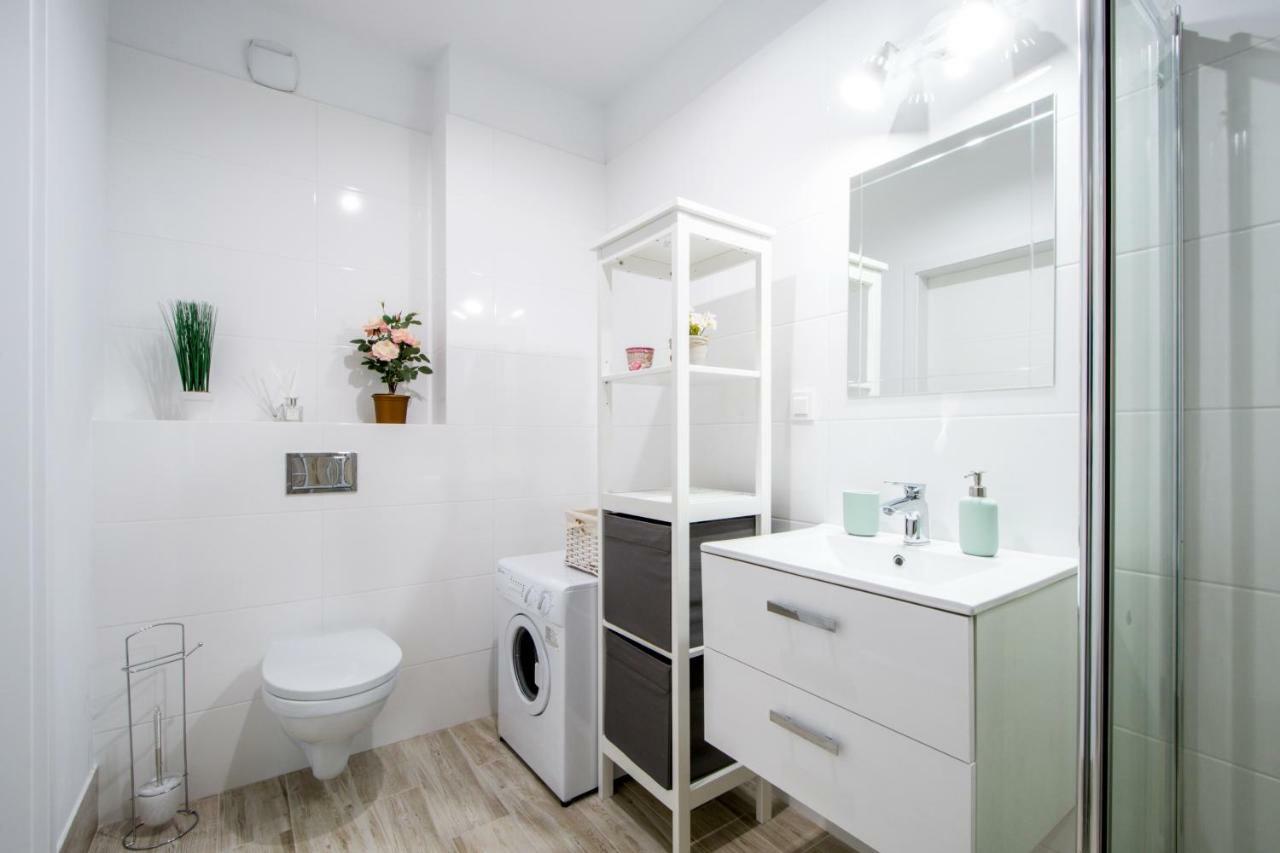 M&R Apartament Airport&Business Premium Komputerowa - Underground Garage - Free Wifi - Netflix - Self Check-In - 5 Min From Chopin Airport وارسو المظهر الخارجي الصورة