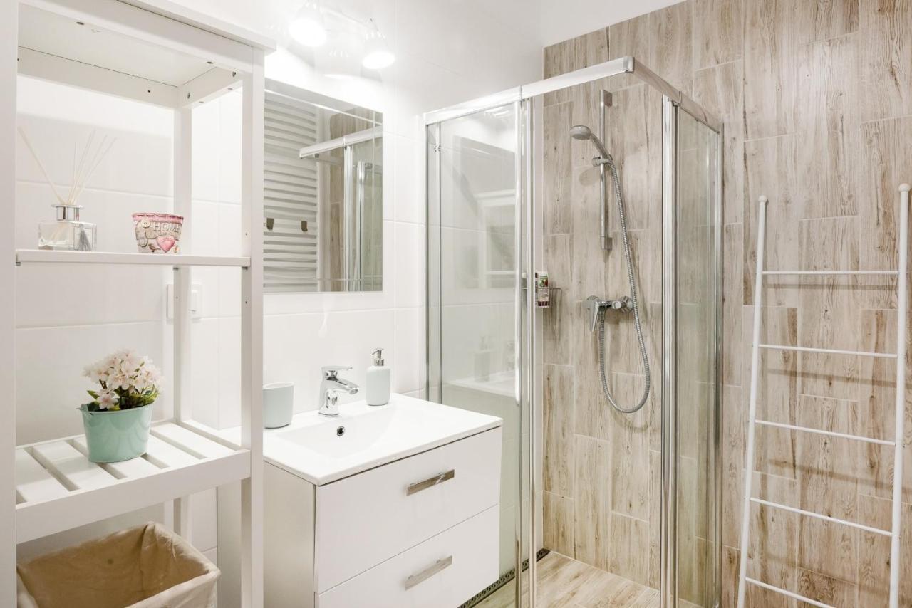 M&R Apartament Airport&Business Premium Komputerowa - Underground Garage - Free Wifi - Netflix - Self Check-In - 5 Min From Chopin Airport وارسو المظهر الخارجي الصورة